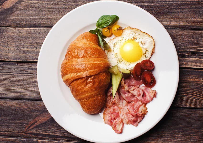 Morninkol Café - croissant with egg